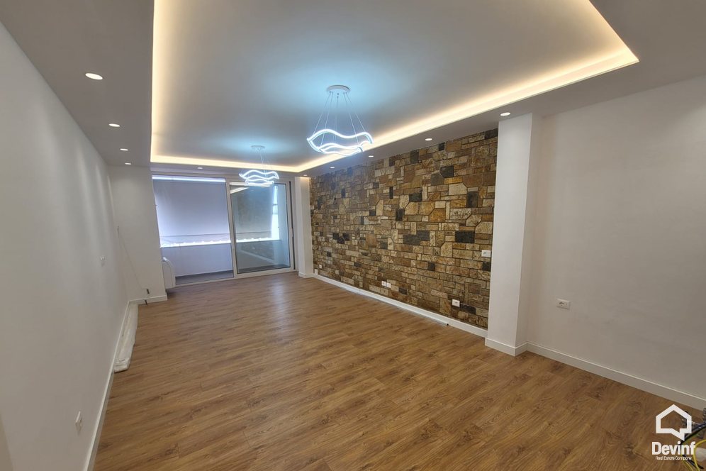 Tirane Qera Apartament 3+1 Zyre per qira ne zonen e Bllokut apartament zyre