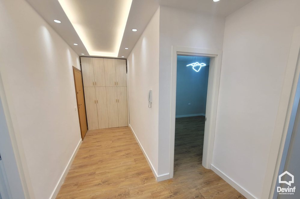 Tirane Qera Apartament 3+1 Zyre per qira ne zonen e Bllokut apartament zyre