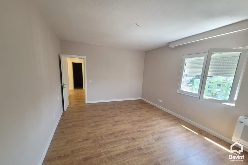 Tirane Qera Apartament 3+1 Zyre per qira ne zonen e Bllokut apartament zyre