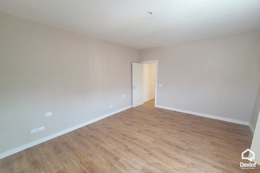 Tirane Qera Apartament 3+1 Zyre per qira ne zonen e Bllokut apartament zyre