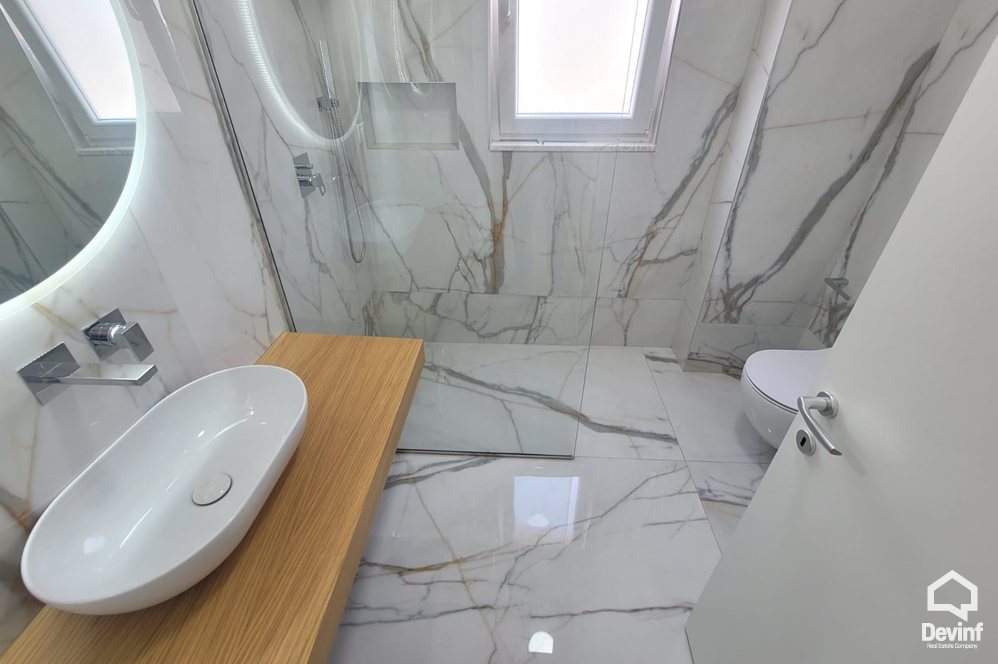 Tirane Qera Apartament 3+1 Zyre per qira ne zonen e Bllokut apartament zyre