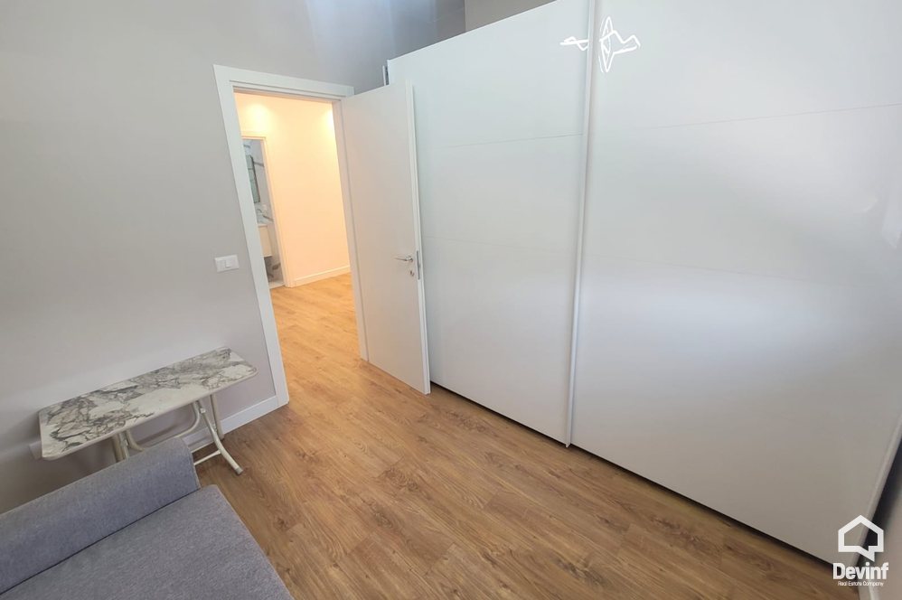 Tirane Qera Apartament 3+1 Zyre per qira ne zonen e Bllokut apartament zyre