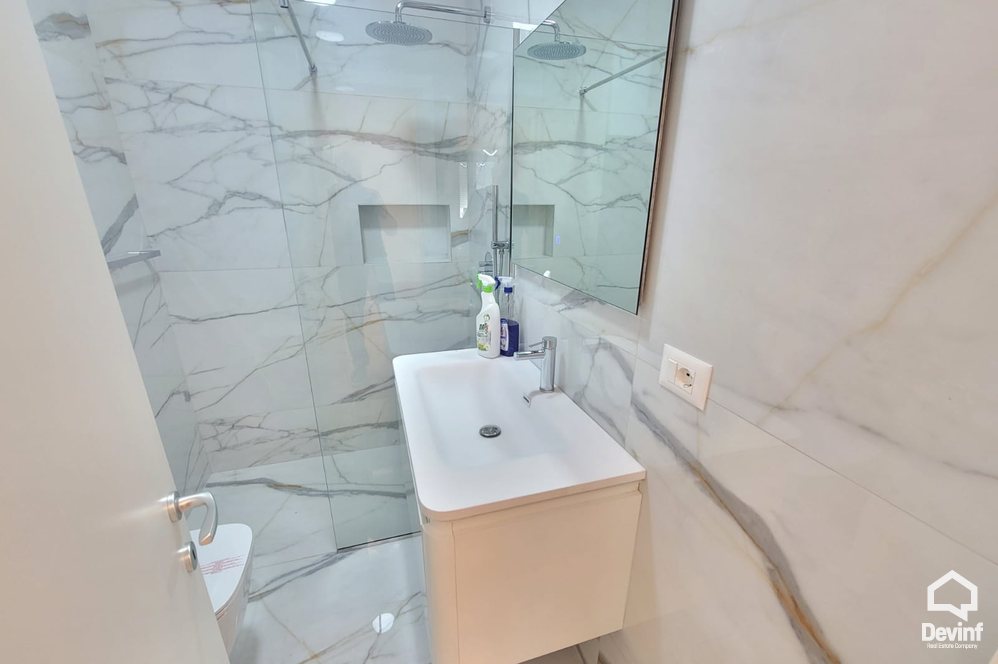 Tirane Qera Apartament 3+1 Zyre per qira ne zonen e Bllokut apartament zyre