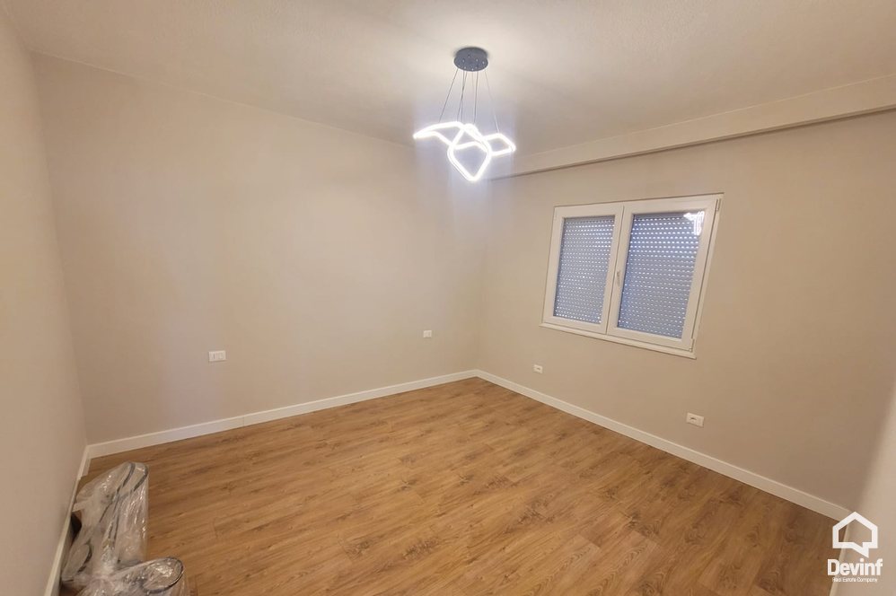 Tirane Qera Apartament 3+1 Zyre per qira ne zonen e Bllokut apartament zyre