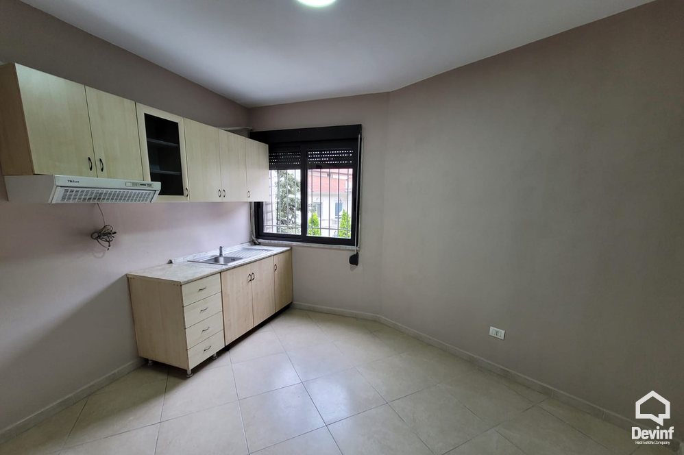 Tirane For Rent Office 3+1 Office in the center of Tirana, 2 minutes far from Scanderbeg Square Office klinike dentare qender masazhi Noter zyre avokati