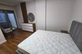 Tirane Qera Apartament 2+1 Apartamenti ndodhet ne nje ndertim te ri ne Bulevardin Zhan D Ark, prane Gjimnazit Ismail Qemali apartament