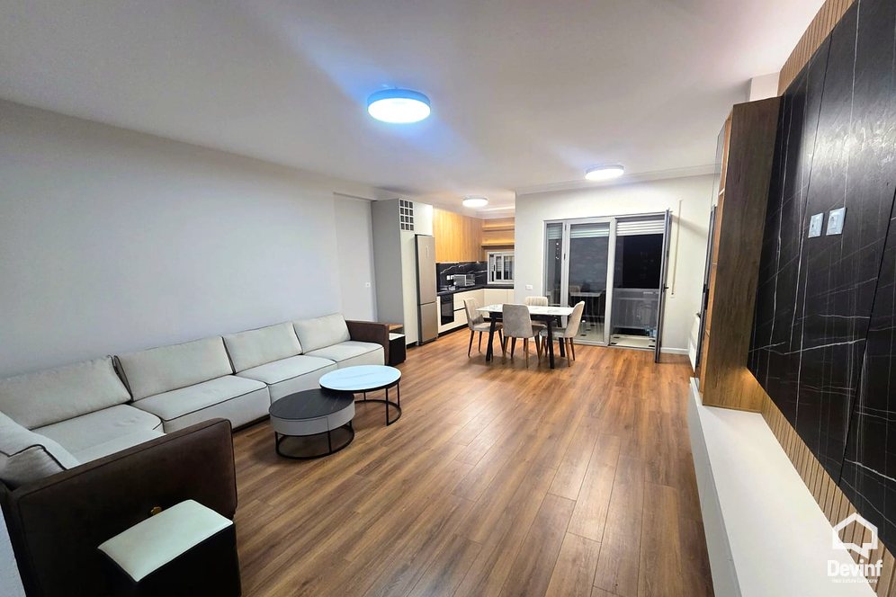 Tirane Qera Apartament 2+1 Apartamenti ndodhet ne nje ndertim te ri ne Bulevardin Zhan D Ark, prane Gjimnazit Ismail Qemali apartament