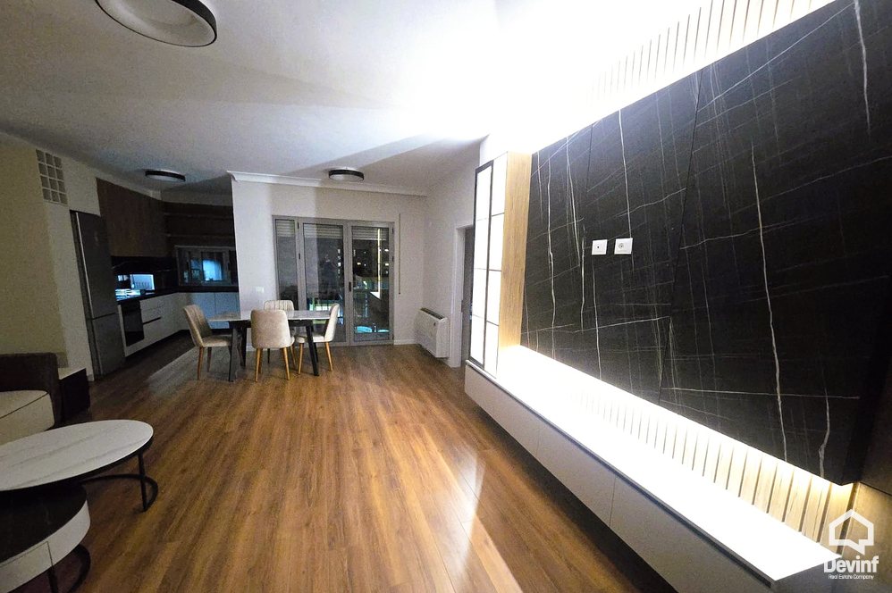 Tirane Qera Apartament 2+1 Apartamenti ndodhet ne nje ndertim te ri ne Bulevardin Zhan D Ark, prane Gjimnazit Ismail Qemali apartament