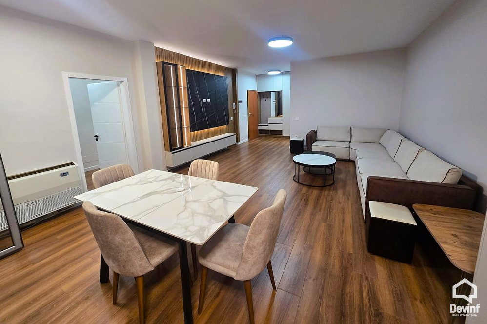 Tirane Qera Apartament 2+1 Apartamenti ndodhet ne nje ndertim te ri ne Bulevardin Zhan D Ark, prane Gjimnazit Ismail Qemali apartament