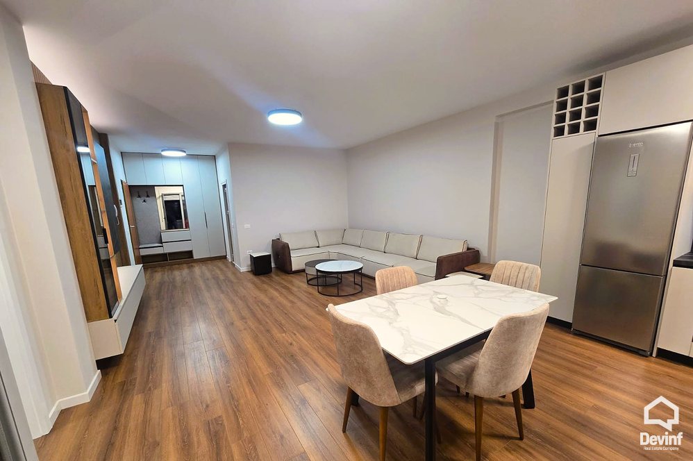 Tirane Qera Apartament 2+1 Apartamenti ndodhet ne nje ndertim te ri ne Bulevardin Zhan D Ark, prane Gjimnazit Ismail Qemali apartament