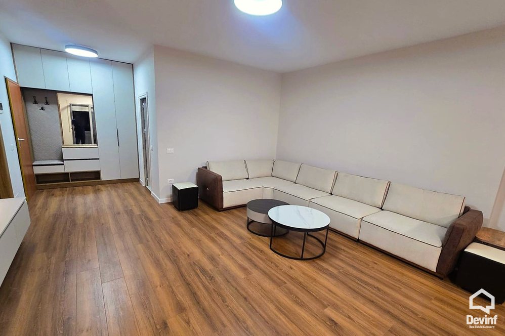 Tirane Qera Apartament 2+1 Apartamenti ndodhet ne nje ndertim te ri ne Bulevardin Zhan D Ark, prane Gjimnazit Ismail Qemali apartament