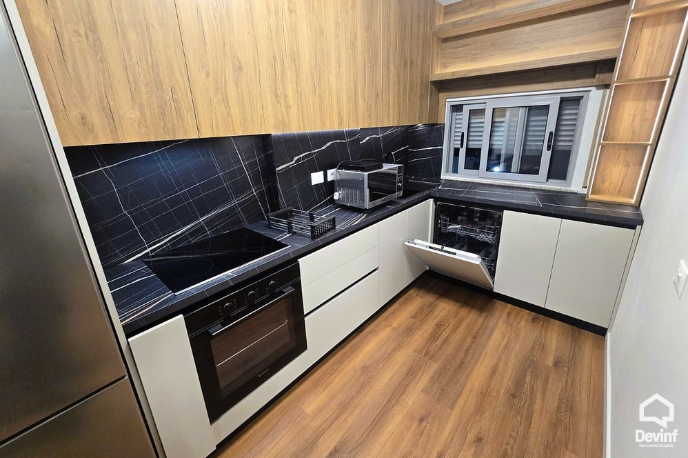 Tirane Qera Apartament 2+1 Apartamenti ndodhet ne nje ndertim te ri ne Bulevardin Zhan D Ark, prane Gjimnazit Ismail Qemali apartament