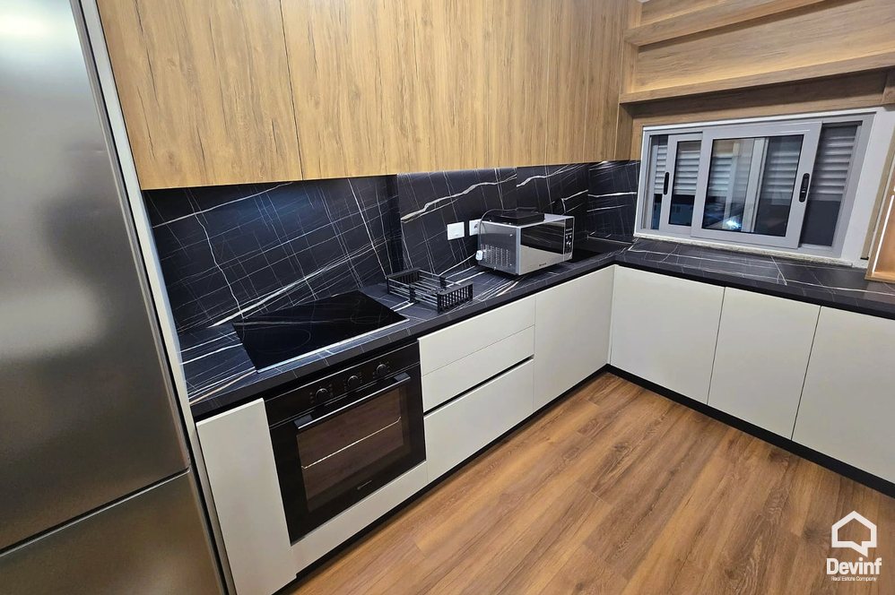 Tirane Qera Apartament 2+1 Apartamenti ndodhet ne nje ndertim te ri ne Bulevardin Zhan D Ark, prane Gjimnazit Ismail Qemali apartament