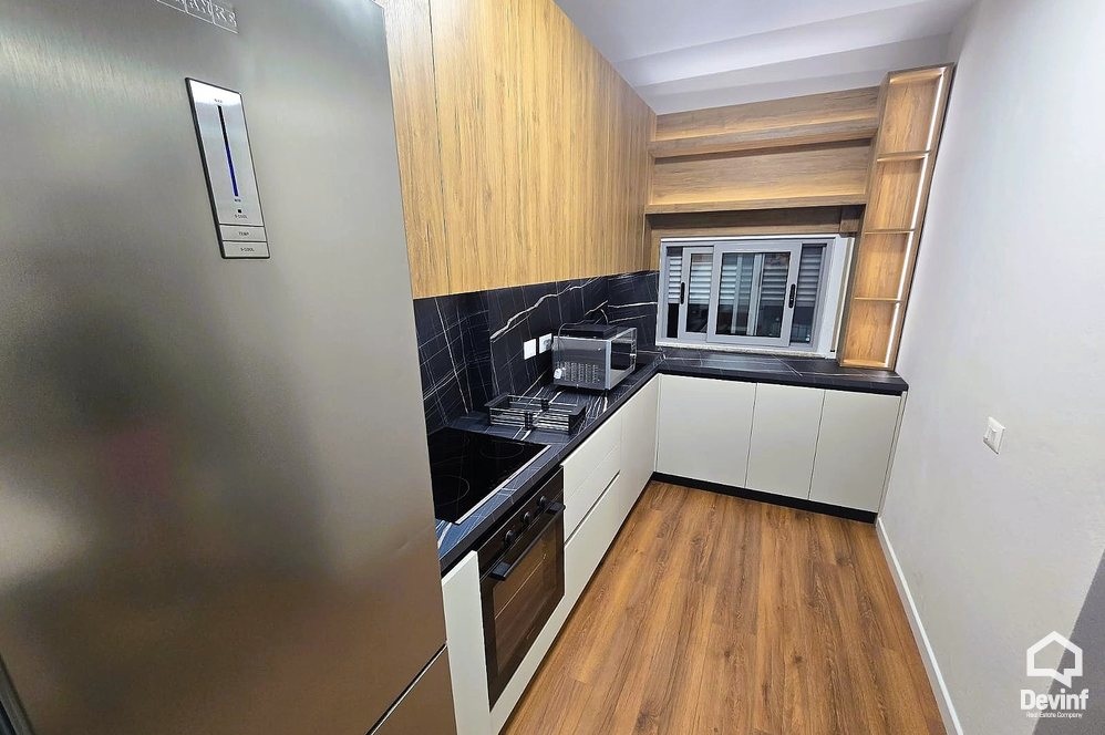 Tirane Qera Apartament 2+1 Apartamenti ndodhet ne nje ndertim te ri ne Bulevardin Zhan D Ark, prane Gjimnazit Ismail Qemali apartament