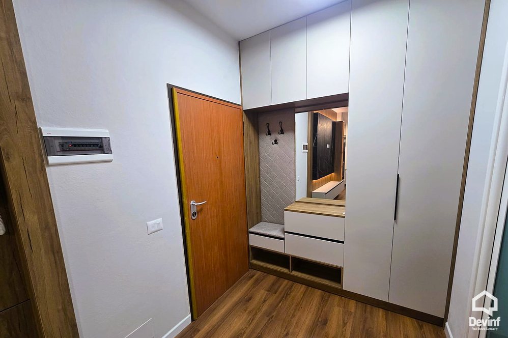 Tirane Qera Apartament 2+1 Apartamenti ndodhet ne nje ndertim te ri ne Bulevardin Zhan D Ark, prane Gjimnazit Ismail Qemali apartament