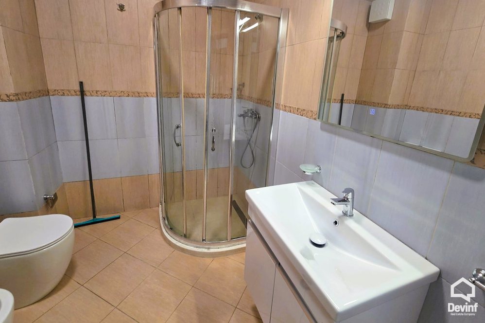 Tirane Qera Apartament 2+1 Apartamenti ndodhet ne nje ndertim te ri ne Bulevardin Zhan D Ark, prane Gjimnazit Ismail Qemali apartament