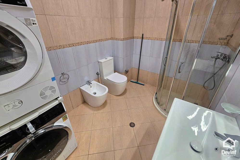 Tirane Qera Apartament 2+1 Apartamenti ndodhet ne nje ndertim te ri ne Bulevardin Zhan D Ark, prane Gjimnazit Ismail Qemali apartament