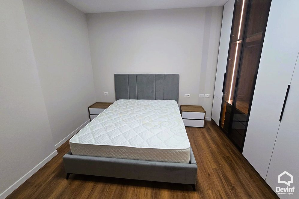 Tirane Qera Apartament 2+1 Apartamenti ndodhet ne nje ndertim te ri ne Bulevardin Zhan D Ark, prane Gjimnazit Ismail Qemali apartament