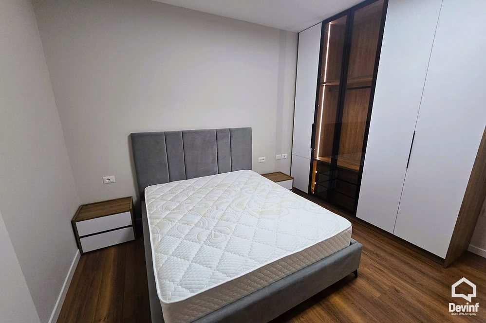 Tirane Qera Apartament 2+1 Apartamenti ndodhet ne nje ndertim te ri ne Bulevardin Zhan D Ark, prane Gjimnazit Ismail Qemali apartament