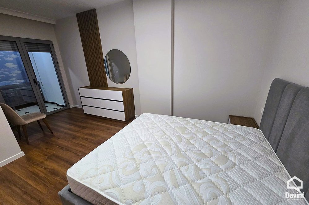 Tirane Qera Apartament 2+1 Apartamenti ndodhet ne nje ndertim te ri ne Bulevardin Zhan D Ark, prane Gjimnazit Ismail Qemali apartament
