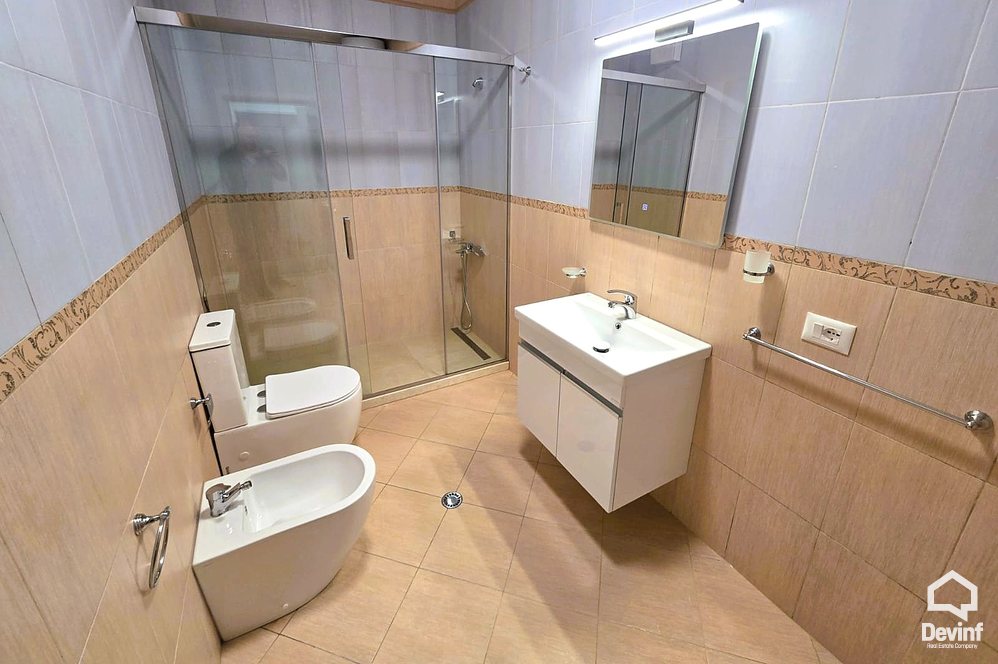 Tirane Qera Apartament 2+1 Apartamenti ndodhet ne nje ndertim te ri ne Bulevardin Zhan D Ark, prane Gjimnazit Ismail Qemali apartament