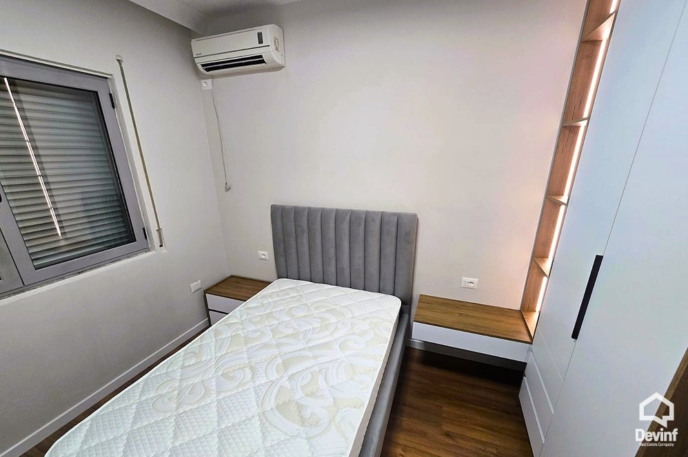 Tirane Qera Apartament 2+1 Apartamenti ndodhet ne nje ndertim te ri ne Bulevardin Zhan D Ark, prane Gjimnazit Ismail Qemali apartament