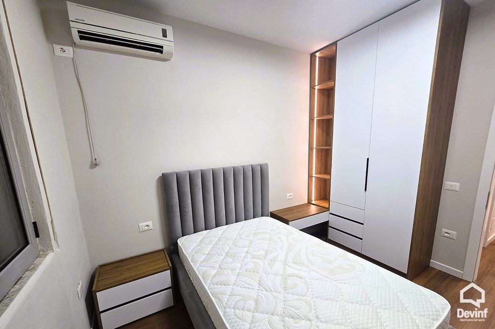Tirane Qera Apartament 2+1 Apartamenti ndodhet ne nje ndertim te ri ne Bulevardin Zhan D Ark, prane Gjimnazit Ismail Qemali apartament