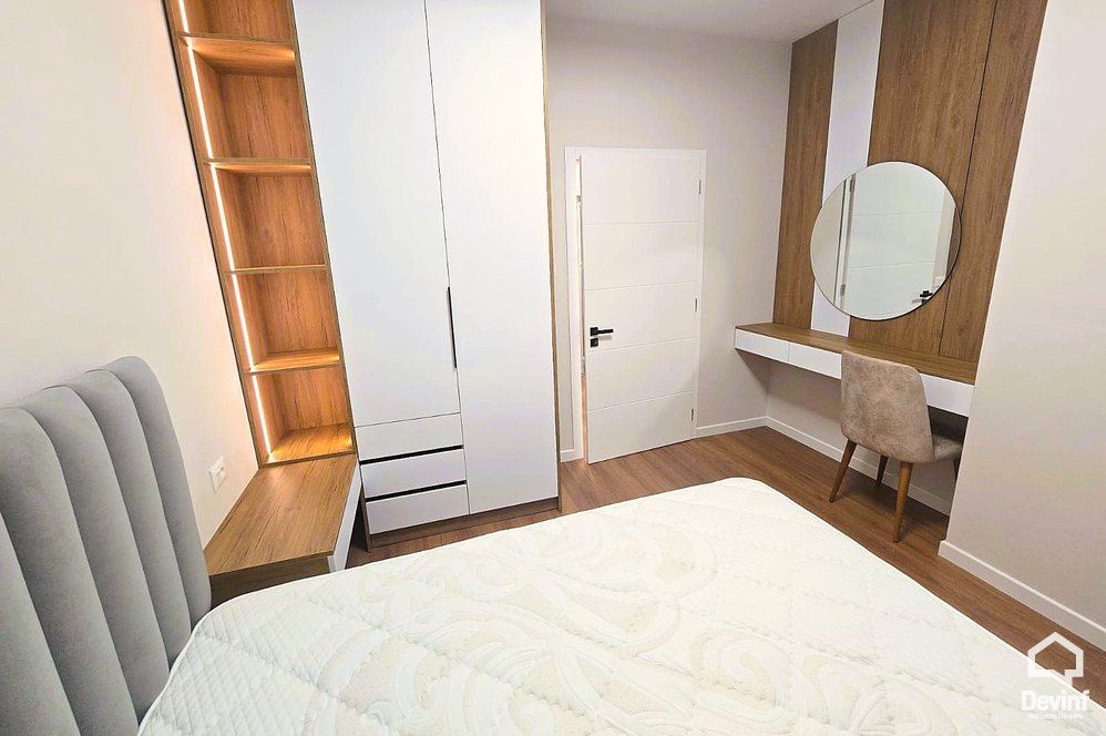 Tirane Qera Apartament 2+1 Apartamenti ndodhet ne nje ndertim te ri ne Bulevardin Zhan D Ark, prane Gjimnazit Ismail Qemali apartament