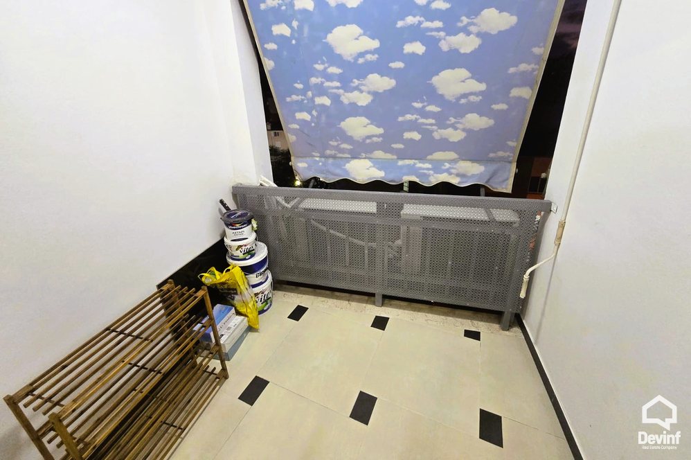 Tirane Qera Apartament 2+1 Apartamenti ndodhet ne nje ndertim te ri ne Bulevardin Zhan D Ark, prane Gjimnazit Ismail Qemali apartament