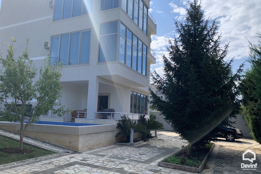 Tirane Qera Vile Me shume se 4 dhoma Vila ndodhet ne Sauk prane Liqenit vile