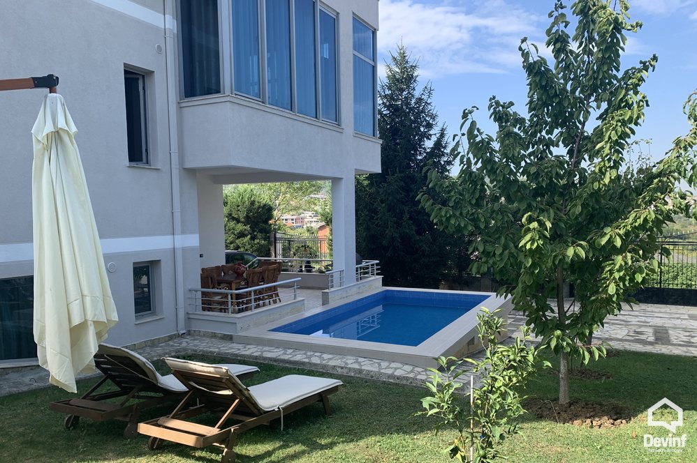 Tirane Qera Vile Me shume se 4 dhoma Vila ndodhet ne Sauk prane Liqenit vile