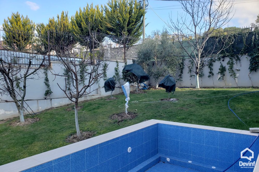 Tirane Qera Vile Me shume se 4 dhoma Vila ndodhet ne Sauk prane Liqenit vile