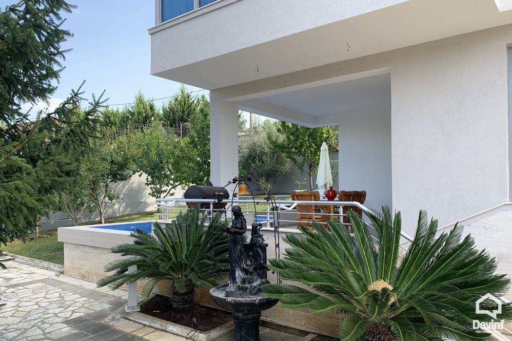 Tirane Qera Vile Me shume se 4 dhoma Vila ndodhet ne Sauk prane Liqenit vile