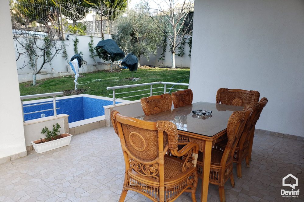 Tirane Qera Vile Me shume se 4 dhoma Vila ndodhet ne Sauk prane Liqenit vile