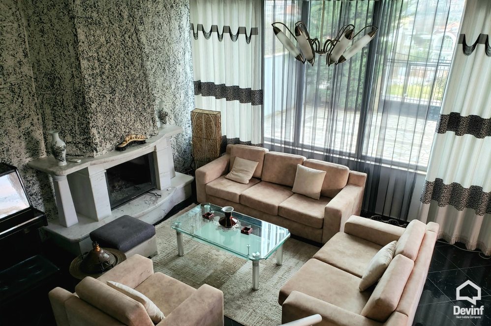 Tirane Qera Vile Me shume se 4 dhoma Vila ndodhet ne Sauk prane Liqenit vile