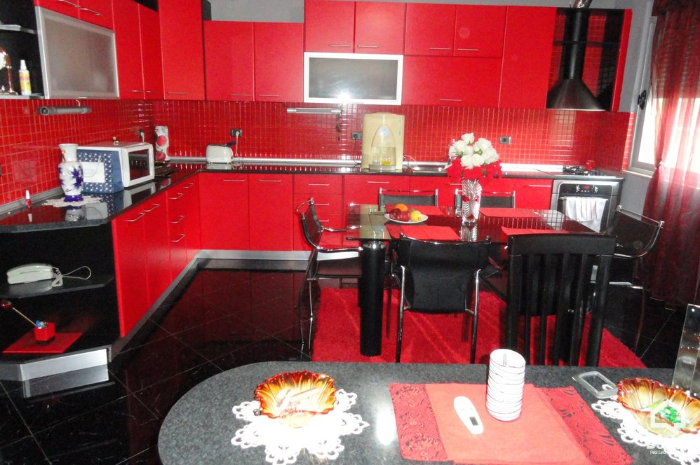 Tirane Qera Vile Me shume se 4 dhoma Vila ndodhet ne Sauk prane Liqenit vile