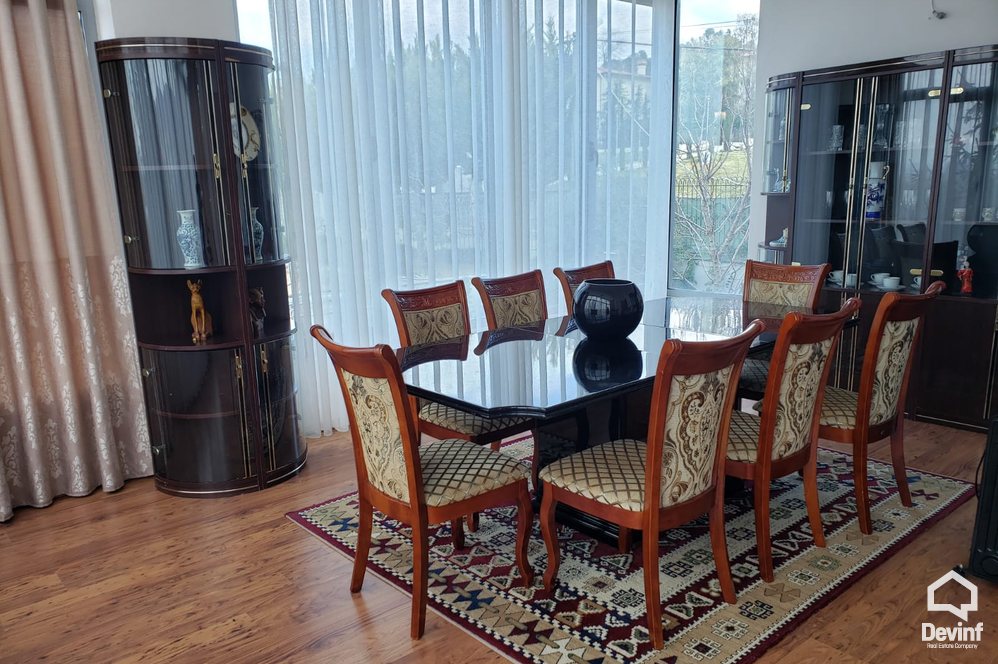 Tirane Qera Vile Me shume se 4 dhoma Vila ndodhet ne Sauk prane Liqenit vile