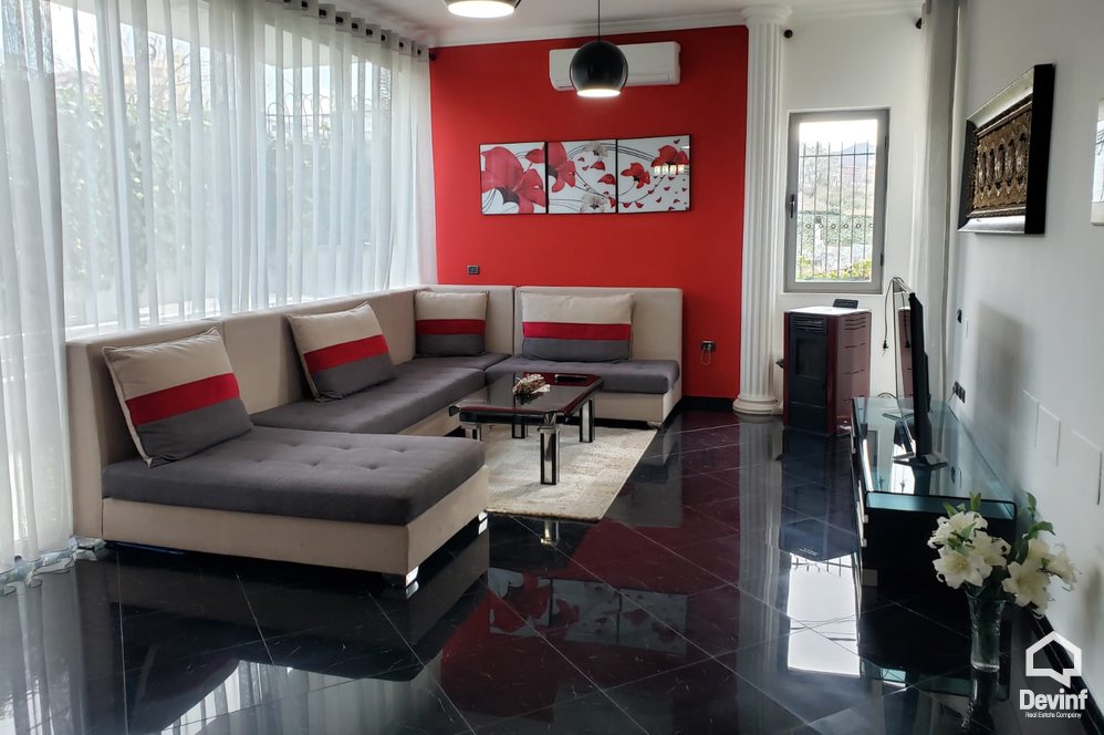 Tirane Qera Vile Me shume se 4 dhoma Vila ndodhet ne Sauk prane Liqenit vile