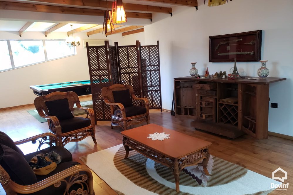 Tirane Qera Vile Me shume se 4 dhoma Vila ndodhet ne Sauk prane Liqenit vile