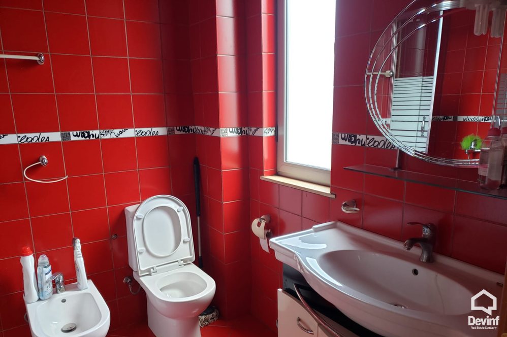 Tirane Qera Vile Me shume se 4 dhoma Vila ndodhet ne Sauk prane Liqenit vile