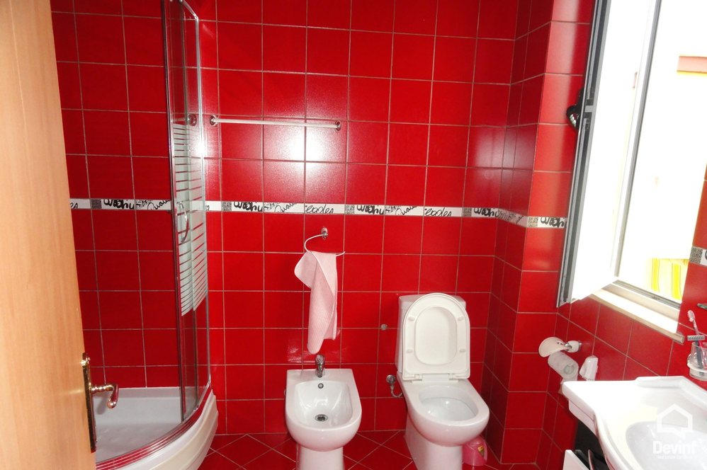 Tirane Qera Vile Me shume se 4 dhoma Vila ndodhet ne Sauk prane Liqenit vile