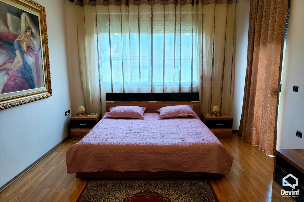 Tirane Qera Vile Me shume se 4 dhoma Vila ndodhet ne Sauk prane Liqenit vile