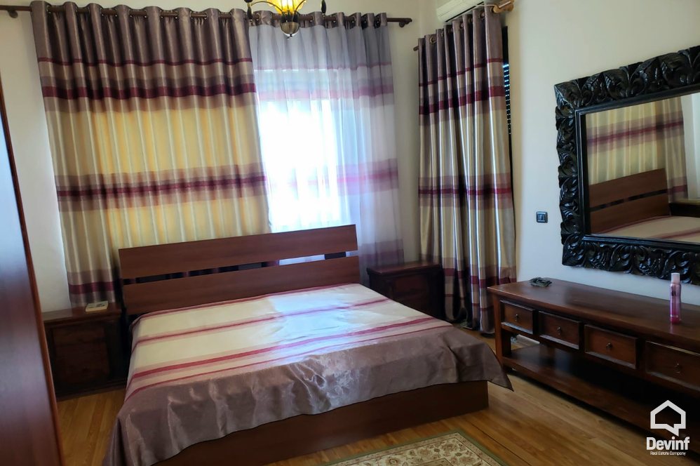 Tirane Qera Vile Me shume se 4 dhoma Vila ndodhet ne Sauk prane Liqenit vile