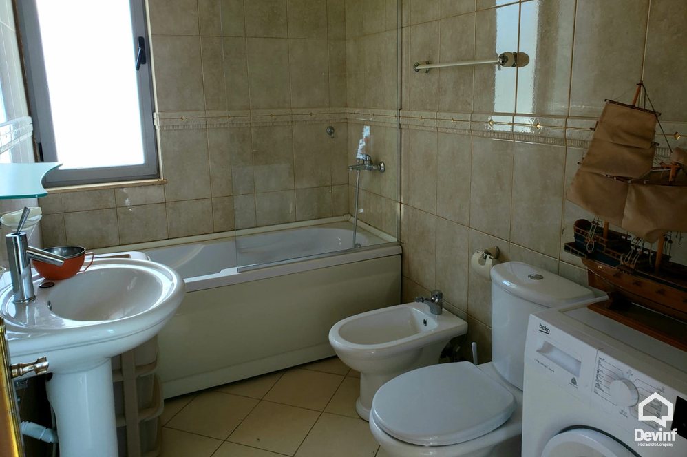 Tirane Qera Vile Me shume se 4 dhoma Vila ndodhet ne Sauk prane Liqenit vile