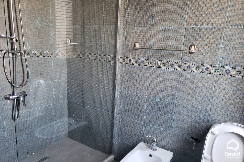 Tirane Qera Vile Me shume se 4 dhoma Vila ndodhet ne Sauk prane Liqenit vile