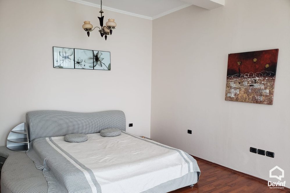 Tirane Qera Vile Me shume se 4 dhoma Vila ndodhet ne Sauk prane Liqenit vile