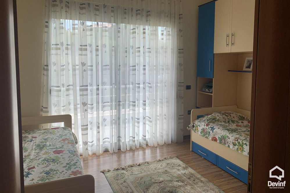 Tirane Qera Vile Me shume se 4 dhoma Vila ndodhet ne Sauk prane Liqenit vile