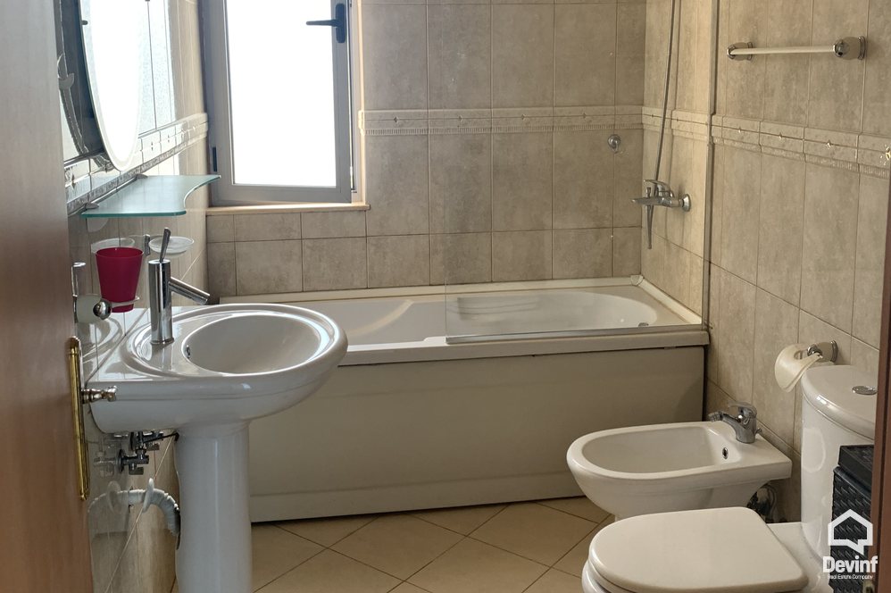 Tirane Qera Vile Me shume se 4 dhoma Vila ndodhet ne Sauk prane Liqenit vile