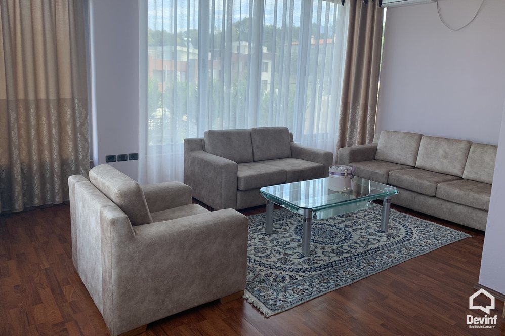 Tirane Qera Vile Me shume se 4 dhoma Vila ndodhet ne Sauk prane Liqenit vile