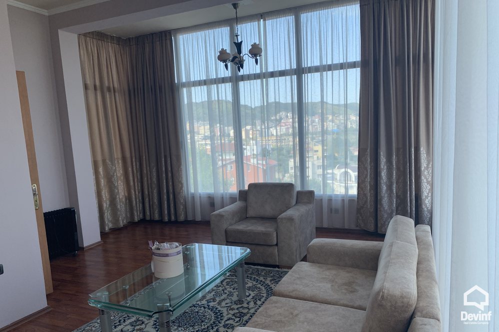 Tirane Qera Vile Me shume se 4 dhoma Vila ndodhet ne Sauk prane Liqenit vile